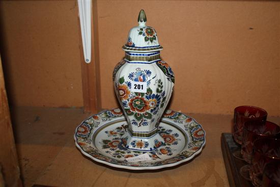 Delft vase & charger(-)